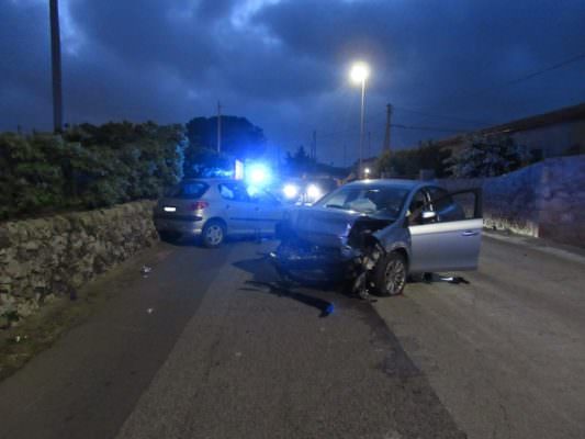 Violento scontro frontale: donna è grave, feriti anche bambini