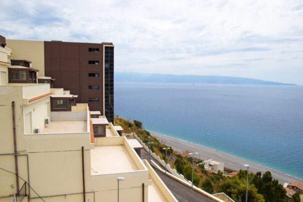 Reflui fognari in mare non depurati: sequestrata residenza sanitaria Giardino sui Laghi