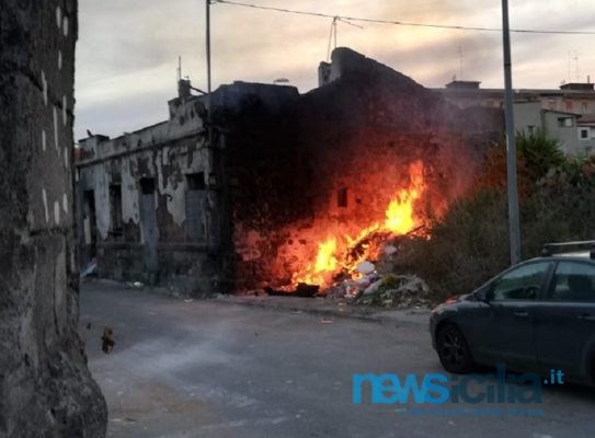 Paura a Ognina, fiamme nei pressi di un cavalcavia in costruzione: vigili del fuoco e carabinieri sul posto