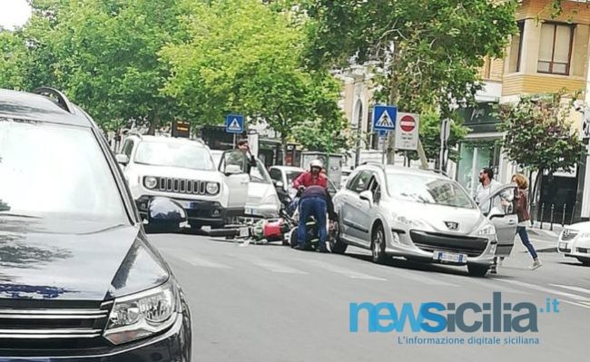 Scontro auto-moto in Corso Italia, centauro batte la testa: vetri in frantumi e casco rotto