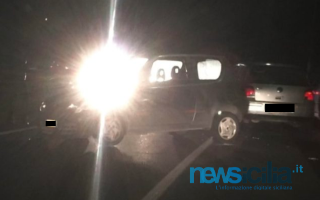 Scontro frontale tra due auto nel Catanese: carabinieri sul posto
