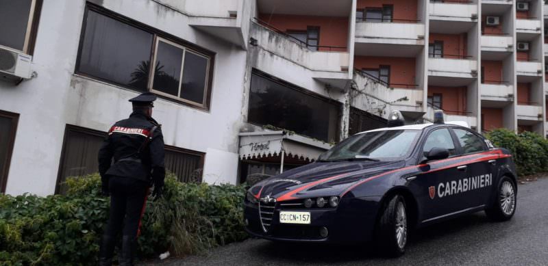 Sorpresi a rubare rubinetti e cavi di rame in un hotel: arrestati due giovani