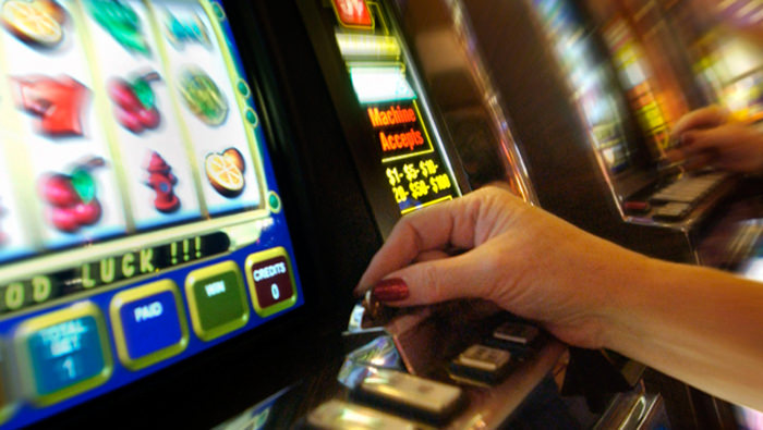 Catania, gioco d’azzardo illegale in un circolo del Borgo: denunciato e multato proprietario