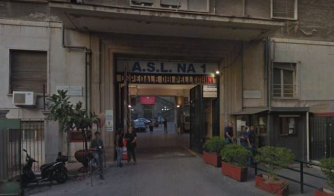 Sparatoria al pronto soccorso: uomo col volto coperto apre il fuoco e scappa