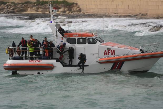 Tragedia al largo di Malta, affonda peschereccio siciliano: un morto, due feriti e un disperso
