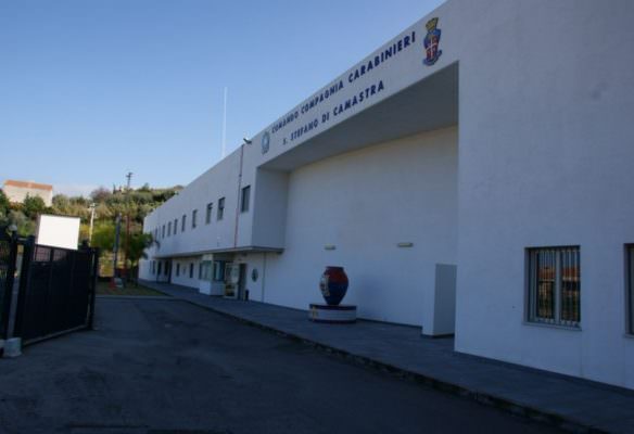 Estorsione e maltrattamenti, si allontana dai domiciliari e scatta la “caccia”: fermato un 25enne