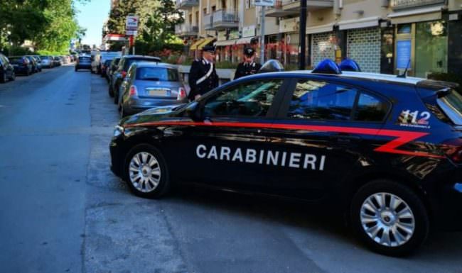 Scippano borsello a un 83enne: arrestati due uomini alla fermata dell’autobus