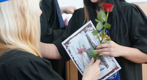 “Vuoi la laurea? Vieni nuda sotto la toga”, scandalo nel mondo universitario
