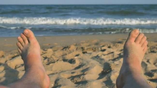 Controlli in spiaggia, nudisti multati dalla municipale: stavano prendendo il sole