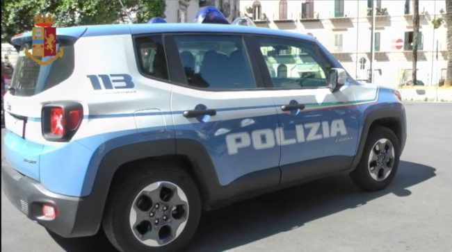 Prova a incendiare un esercizio commerciale, 19enne arrestata dalla polizia
