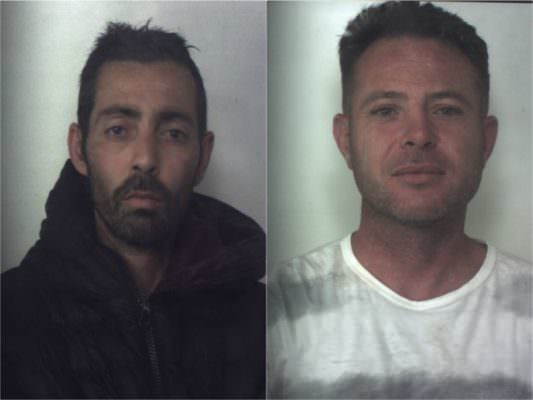 Tentano fuga a bordo di uno scooter rubato: due persone in manette