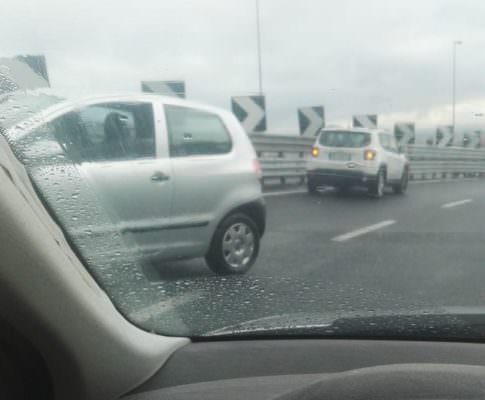Catania, asfalto bagnato e alta velocità: testacoda in tangenziale