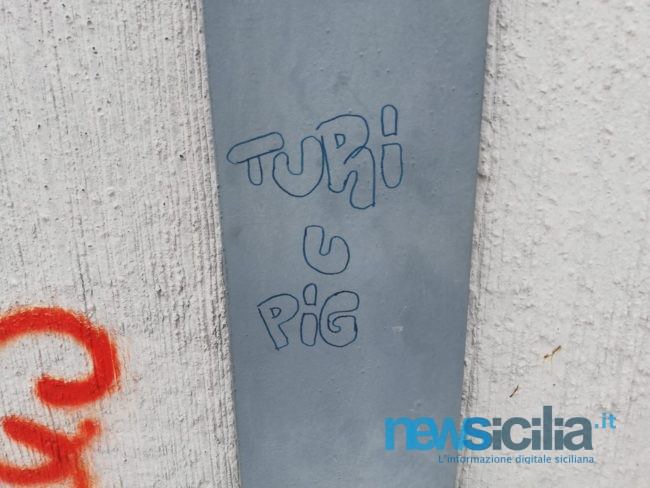 “Turi u poccu”, rifiuti e pali segnaletici a terra: vandali in azione nel parcheggio della stazione Ognina – FOTO