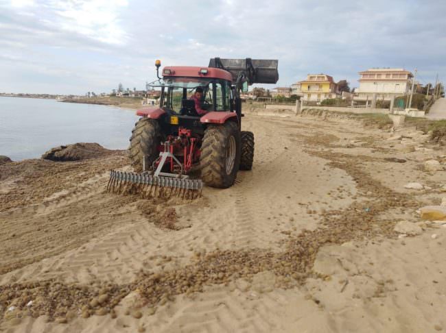 Noto, pulizia in corso su strade e spiagge. Campisi: “Lavori finiti entro metà giugno, vigileremo sugli incivili” – FOTO