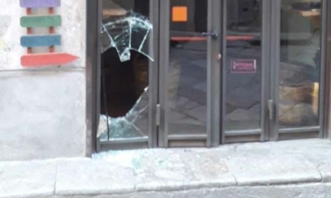 Vetrina rotta e registratore di cassa portato via: nel mirino il bar Garibaldi. “Una guerra tra poveri”