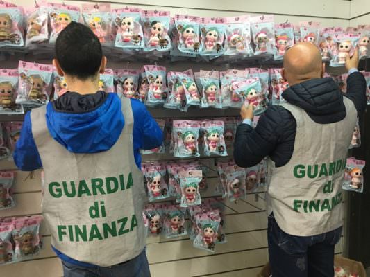 Da Spiderman alle L.O.L, giocattoli contraffatti destinati al mercato di piazza Carlo Alberto: blitz della Guardia di Finanza