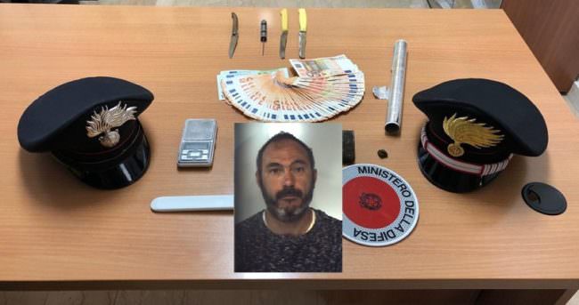 Droga nascosta nel cuscino della camera da letto: in manette 43enne