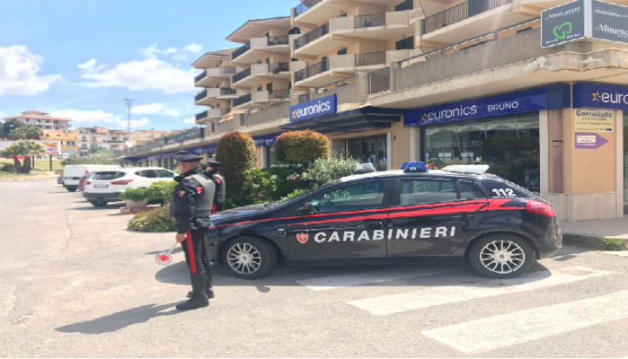 Dà in escandescenza nel parcheggio di un centro commerciale: 25enne arrestato dopo aver aggredito i carabinieri