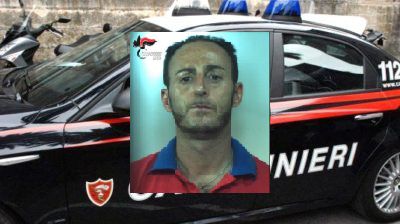 Entra in casa di un’anziana e la aggredisce, vicino di casa evita il peggio: in manette un uomo