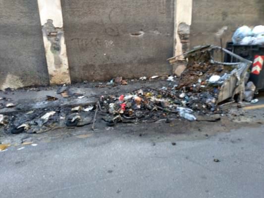 Catania invasa dai rifiuti, allarme cassonetti incendiati. Parisi: “Garantire maggiori controlli”