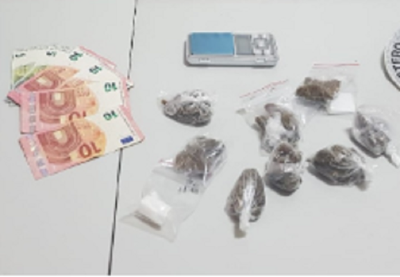Aci Catena, vede i carabinieri e lancia la marijuana dalla finestra: 30enne ai domiciliari