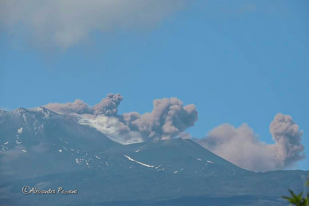 Etna in eruzione, attività stromboliana dal cratere di sud-est: forti boati e tremore in aumento