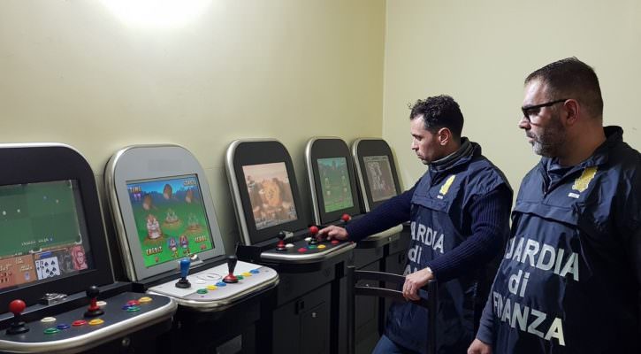 Circolo ricreativo trasformato in sala scommesse abusiva nel Catanese: denunciato il titolare