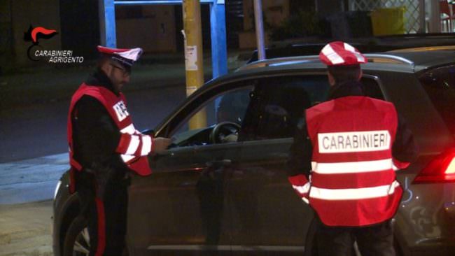 Beccato a un posto di blocco con mezzo etto di hashish dentro un pacchetto di sigarette: ai domiciliari 50enne