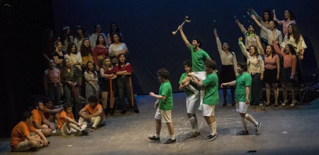 Emozioni che vanno dal palco dritte al cuore: i ragazzi dello Spedalieri con “Foto di squadra” commuovono l’Ambasciatori