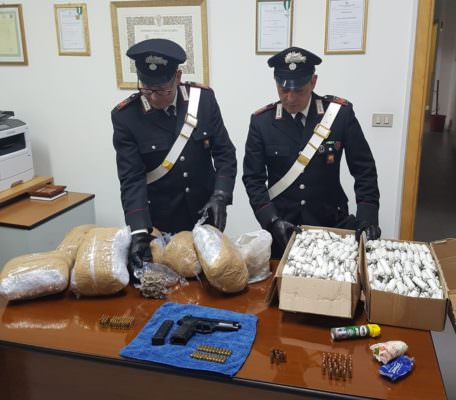Nascondeva droga, munizioni e materiale esplodente: arrestato commerciante 30enne