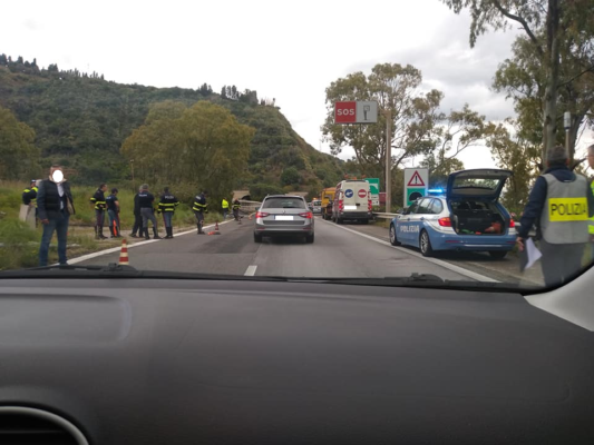 Volo dal viadotto sulla A18: due feriti gravi dopo schianto a terra