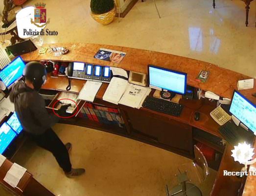 Casco da motociclista, guanti e pistola per mettere a segno “colpi” in alberghi: arrestato rapinatore seriale