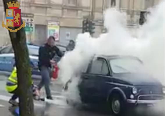 Auto storica in fiamme, salvato 88enne rimasto intrappolato – FOTO e VIDEO