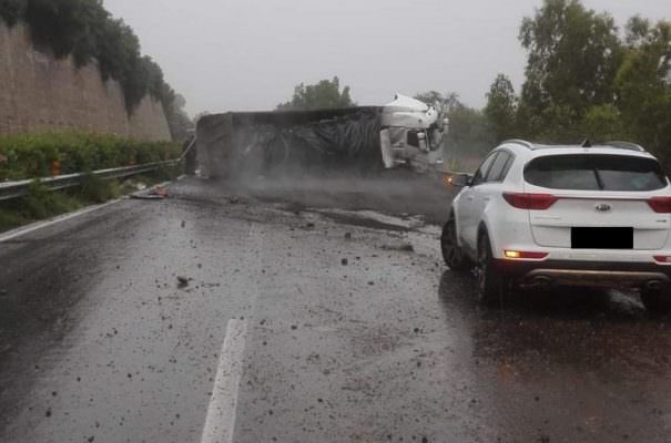 Terribile incidente lungo la A18: autoarticolato finisce fuori strada e si ribalta