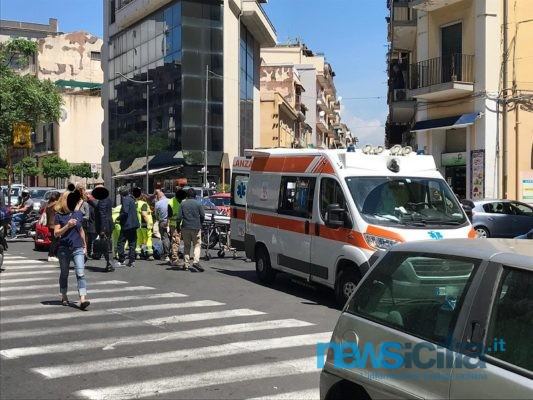 Scooterista perde il controllo e cade a terra, traffico bloccato tra corso delle Province e via Vincenzo Giuffrida