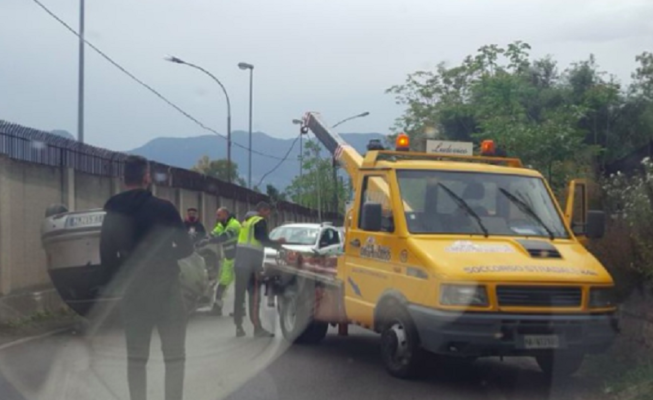 Incidente in via Umberto Maddalena: auto cappottata paralizza il traffico