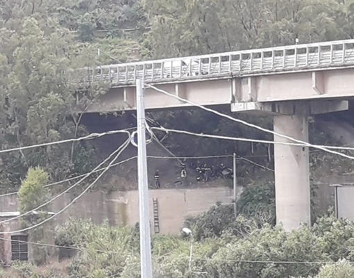 Paura sull’autostrada Catania-Messina, auto precipita da un ponte: soccorsi sul posto