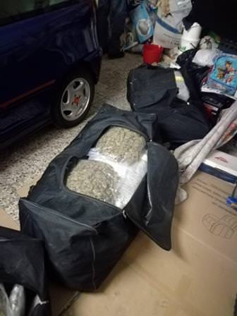 Uomo beccato in auto in un luogo remoto del Catanese, il nervosismo lo inganna: trovati chili di marijuana in un casolare