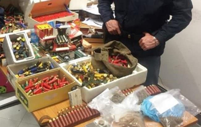 Droga e munizioni di vario calibro: arrestato 22enne