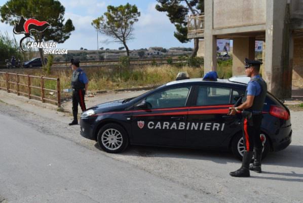 Insulta, minaccia di morte e aggredisce l’ex e la nuova compagna: arrestata 47enne