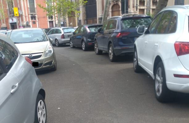 Catania, parcheggio selvaggio e posteggiatori abusivi in piazza Dante. Parisi: “Rivalutare l’area”