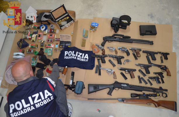 Armi da guerra pronte all’uso e duemila munizioni: padre e figlio detenevano un arsenale – FOTO