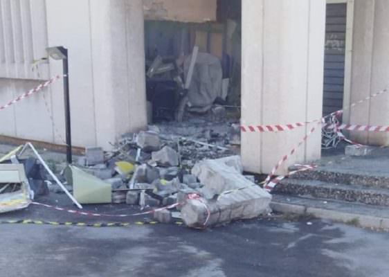 Acitrezza, assalto al bancomat delle Poste: guasto all’escavatore, malviventi fuggono a mani vuote