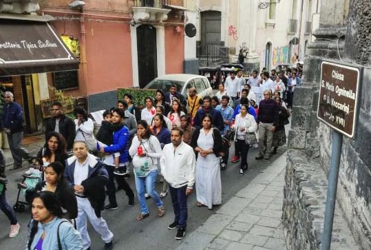 Catania, comunità cingalese in corteo per ricordare le vittime degli attentati di Pasqua – FOTO