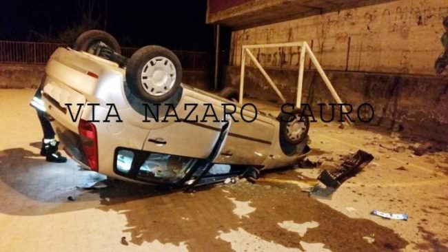 Incidente autonomo nel Catanese, donna su una Ford Fiesta finisce nel campetto di una scuola
