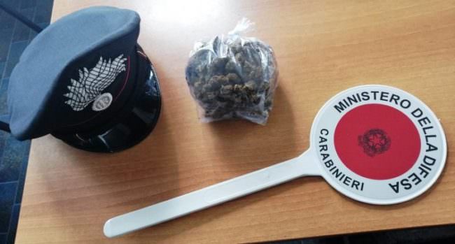 Catania, nascondeva in auto il “fumo” da piazzare: pusher in manette in via Galermo