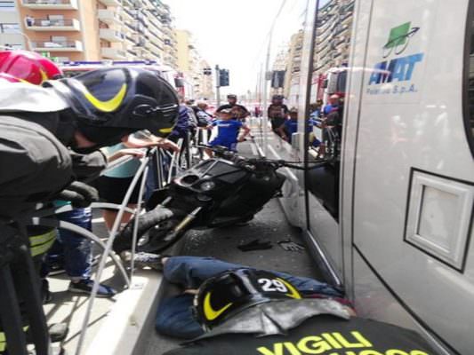 Incidente in via Armando Diaz, scontro scooter-tram, centauro trasportato in ospedale
