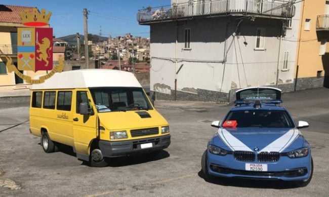 Controlli della Stradale: due scuolabus nel mirino, 7 verbali e 1.500 euro di multa
