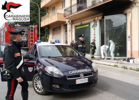 Incendio Bike Store, troppi debiti e il titolare appicca il fuoco rimanendo ferito: la svolta nelle indagini