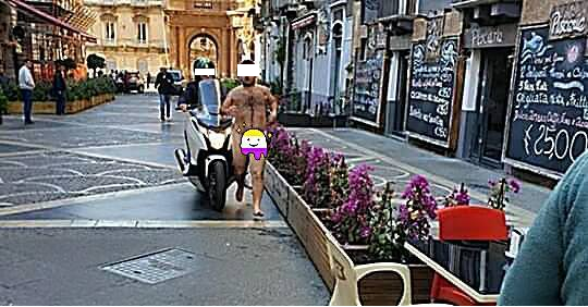 Corre nudo in centro a Catania, l’ironia sui social network: “Si ittàu u cauru”